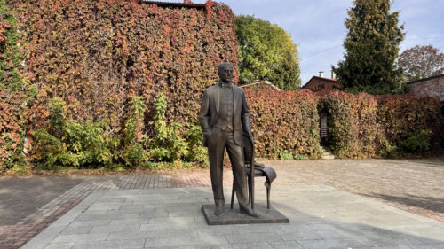 Памятник Евгению Вахтангову